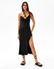 Satiniertes Midikleid mit Trägern und Strass
